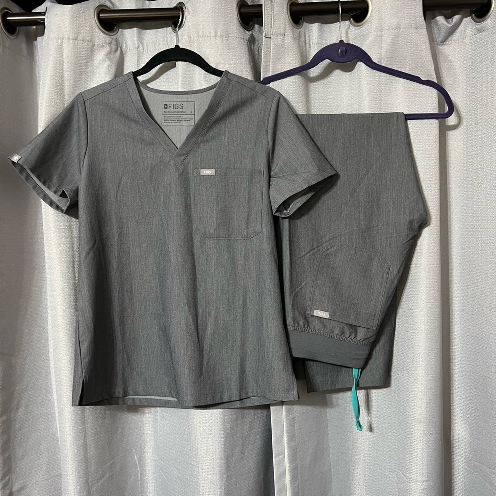 Figs Women's Scrub Set in Heather Gray